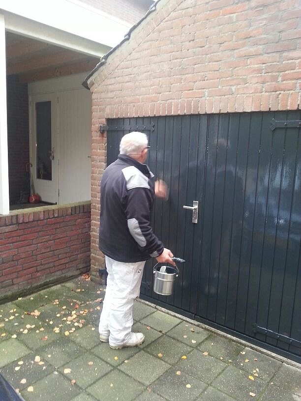 Schildersbedrijf Van Reemst met vakmanschap en jarenlange ervaring. Hier aan het werk aan houten garagedeuren.