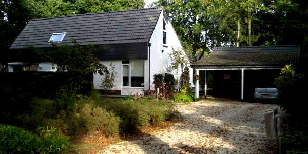 Dit vrijstaand huis heeft een compleet nieuwe uitstraling gekregen door het schilderwerk van Van Reemst.