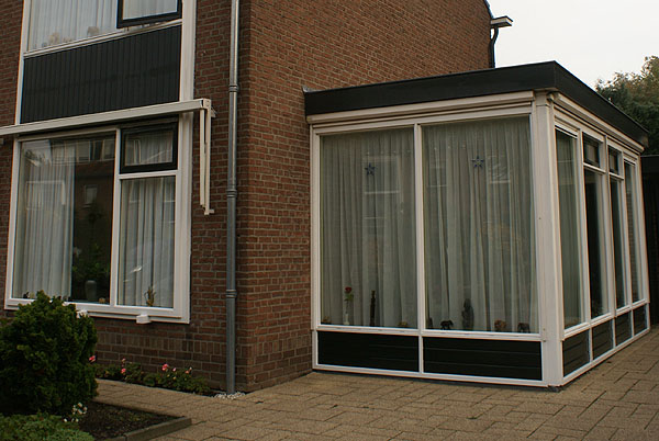 Uitbouw schilderwerk bijwerken? Van Reemst doet het snel en vakkundig. Bel 0318 417 884.