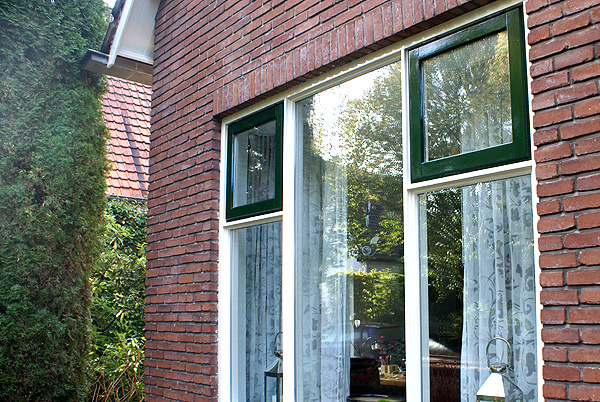 Wit groen schilderwerk buiten. Vrijstaand huis in Bennekom | Schildersbedrijf Van Reemst