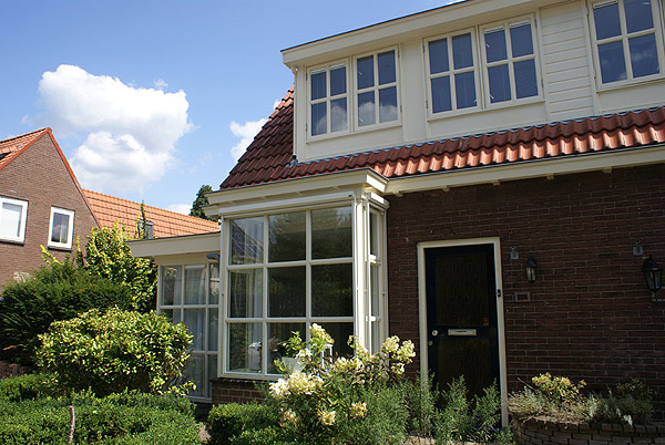 Slim uitgebouwd huis met 2 twee grote erkers en dakkapellen en vrijstaande schuur. Recent geschilderd door Van Reemst.