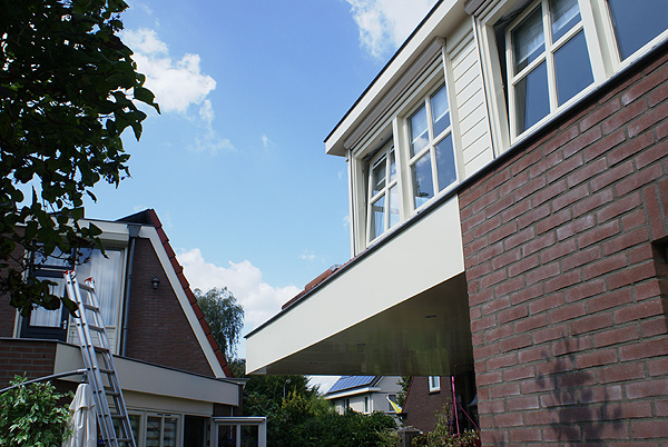 Vrijstaande schuur met opbouw en mooie dakkapellen. Recent geschilderd door Van Reemst. 