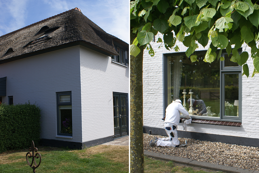 Zijkant van de boerderij. Houtwerk geschilderd door Van Reemst schilder Bennekom