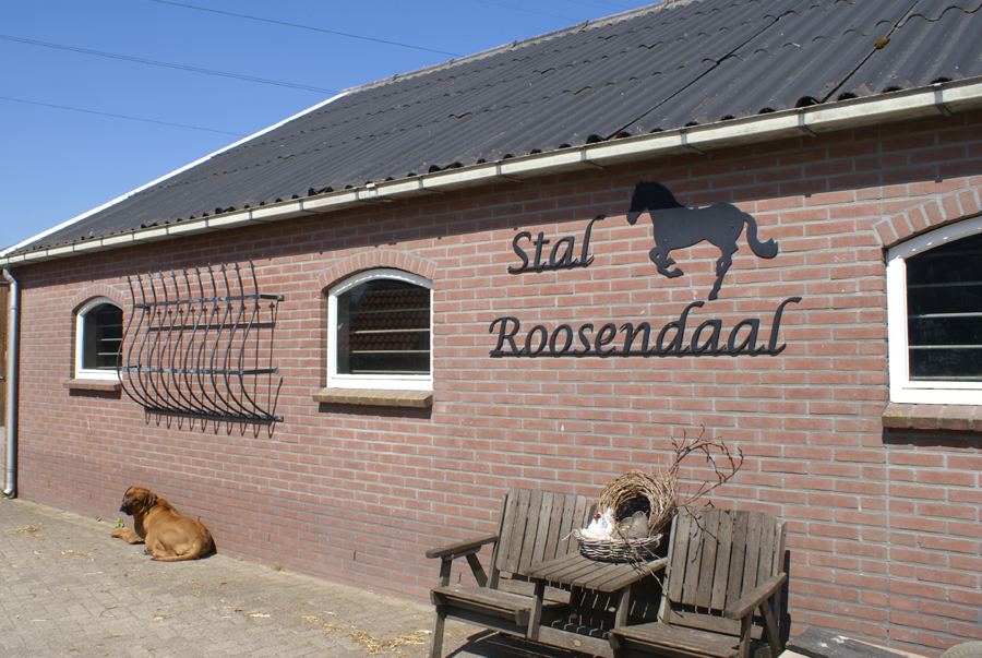 Stal met logo van Stal Roosendaal erop