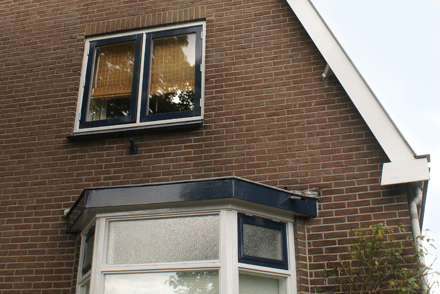 Jaren 30 2-onder-1-kap huis met erker