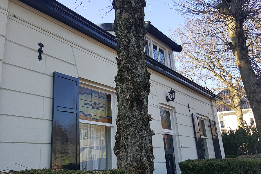 Herenhuis met luiken, geschilderd door schilderbedrijf Van Reemst
