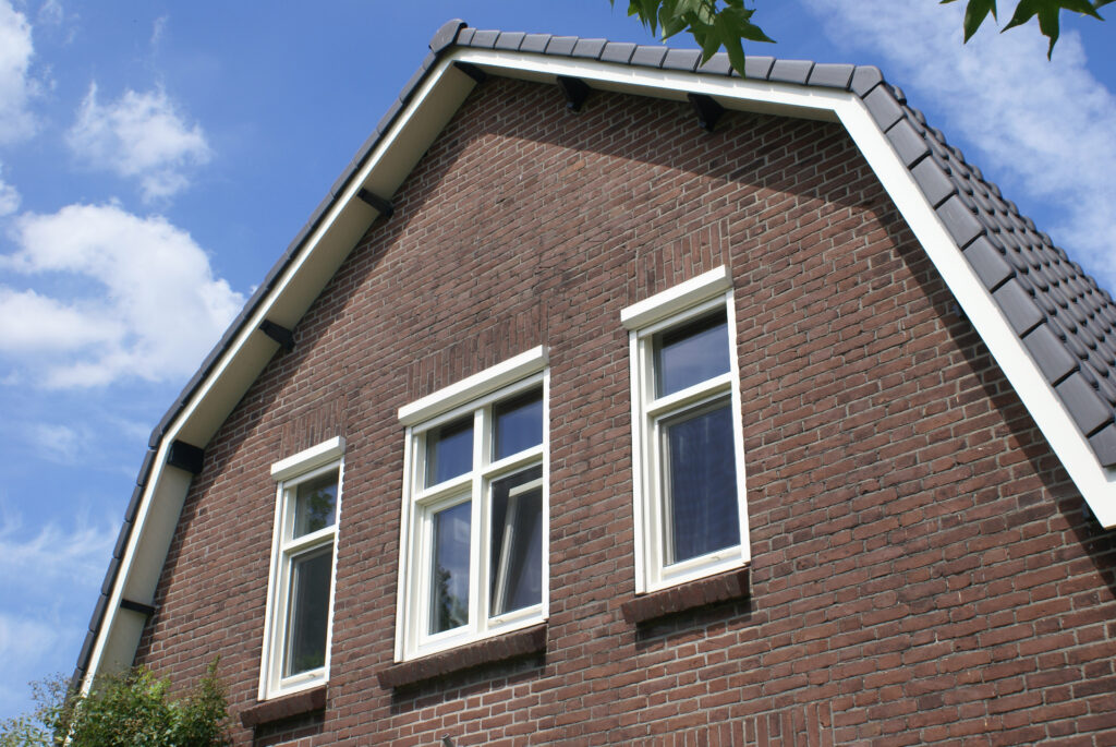Jaren 20 huis met drie raampartijen boven en mansardedak 