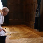 De mooie houten vloer in de sfeervolle 'Huiskamer' van Kasteel Hoekelum in Bennekom wordt door Van Reemst voorzien van een goede nieuwe laklaag en glanst!