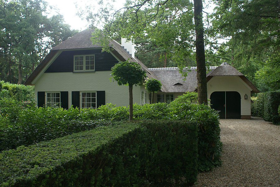 Schilderwerk villa met rieten dak door Van Reemst.